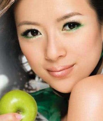 宁静出席某活动，双眼皮被网友各种吐槽，这眼影太诡异了