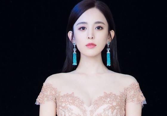 娜扎深V刺绣礼服亮相戛纳,她成功展示中国新生