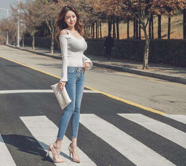 紧身裤绽放的魅力就是迷人，尽情充满时尚风，秀性感美姿