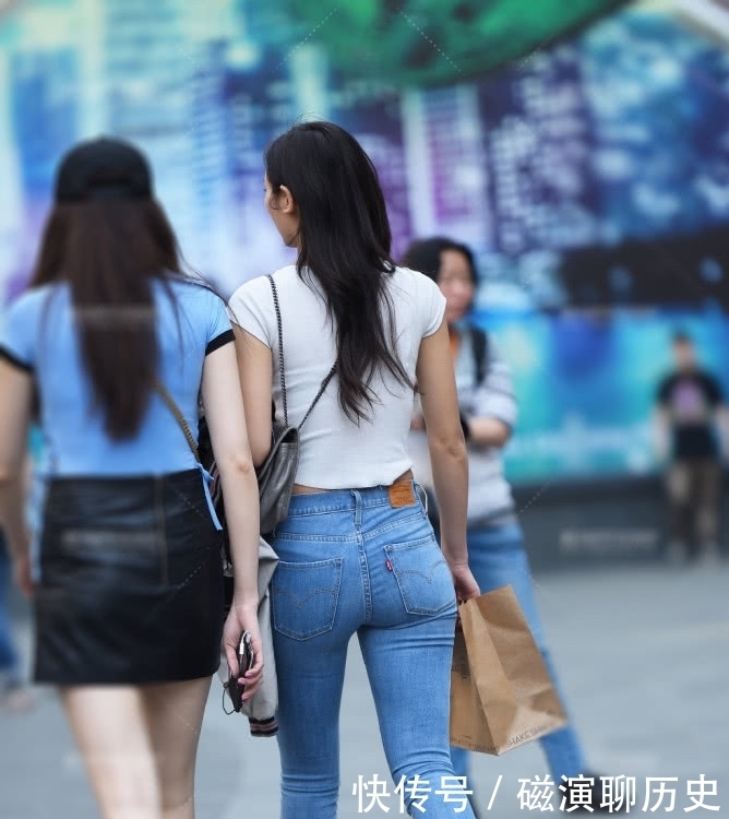  [气质]气质女生对牛仔裤热情不减，个性穿搭让造型靓丽依然