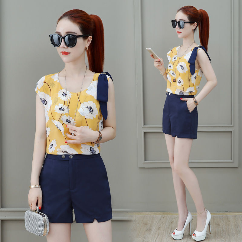 不愧是70后老婆，年龄虽快上50，穿短裤套装+高跟鞋，嫩炸美