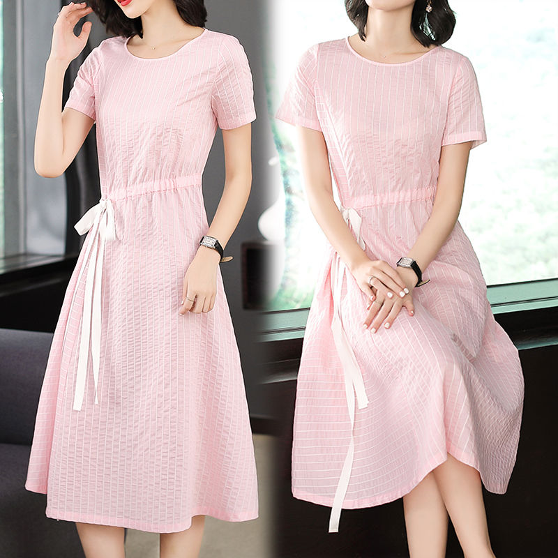 成熟的女人都这样选连衣裙!性感迷人惹人爱，一路上回头率爆表