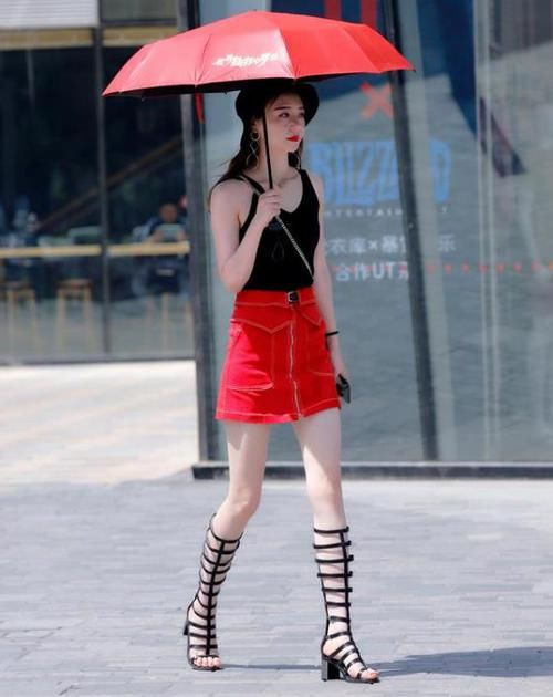  「风采」街拍：肤如凝脂的小姐姐，一件黑色的连衣裙，时尚女神风采
