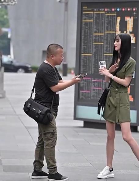  韵味|街拍：好灵动的小姐姐，颜值高灵动出众，简单时尚别有一番韵味！