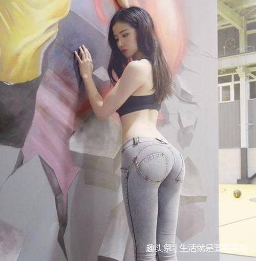 穿牛仔裤的美女，小姐姐有独特魅力，这样的身材更有美感！