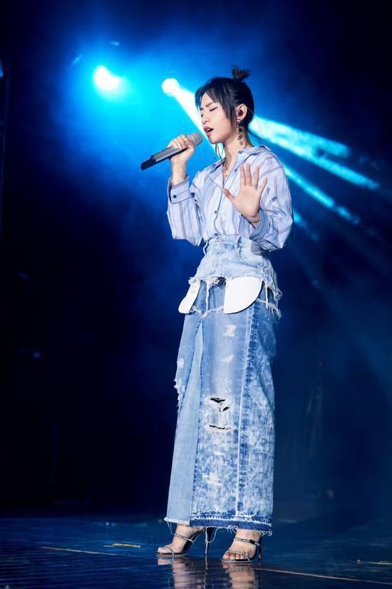 周笔畅瘦了20斤后竟然美出女人味，但这大露背以后还是别尝试了吧