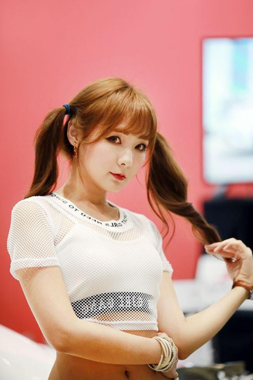 甜美小姐姐短裤穿搭，细腻感十足的肌肤，尽显修长丝滑美腿