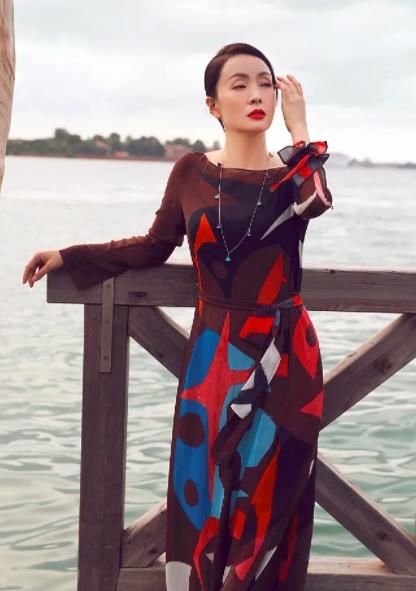 46岁小陶虹，47岁闫妮，都是当妈的咋就不一样？