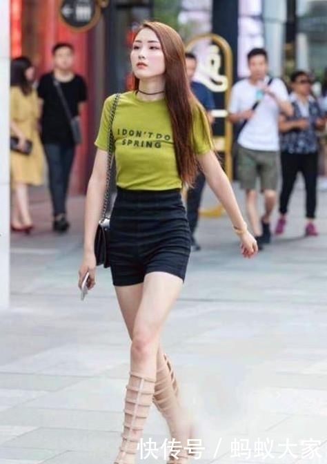  气质■街拍：笑容甜美的美女，一件白色的连衣裙，时尚气质好身材