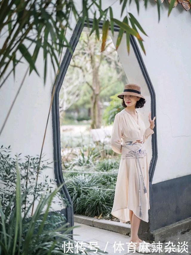 『气质』50岁之后初春怎么穿好看三木妈妈的搭配很值得借鉴,气质又减龄