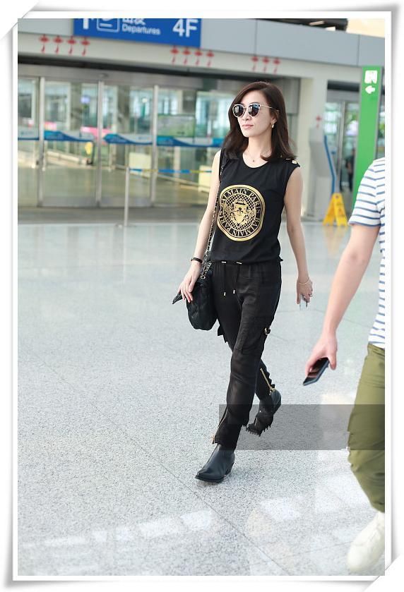 胡可43岁，佘诗曼也43岁，二人同是素颜现机场，差距竟如此尴尬？