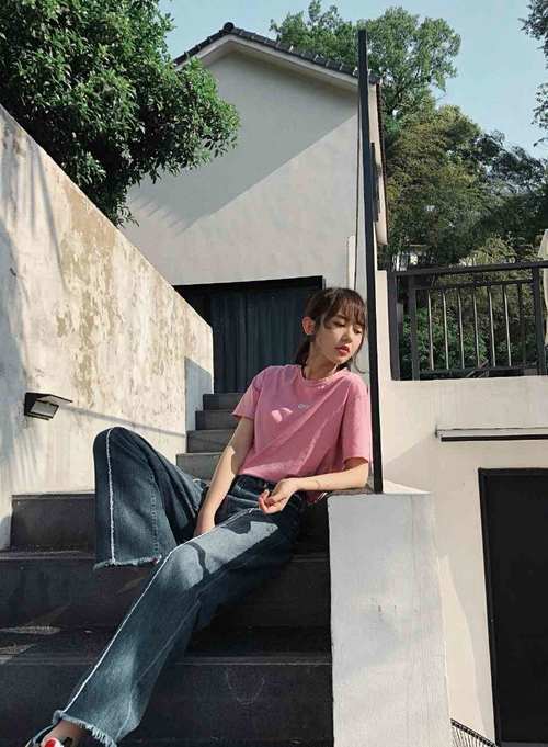 她因爆料赵丽颖陈晓恋情被封杀，穿黑色短裤旁边全部挖成洞