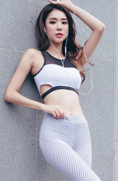 时尚MM运动紧身装秀出曼妙身姿，惊鸿的一瞥很是动人