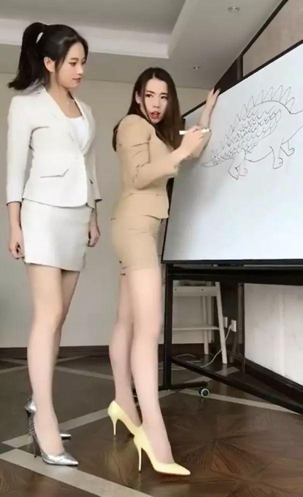 一对姐妹花白丝高跟秀长腿，这样的我都要多看几眼哦