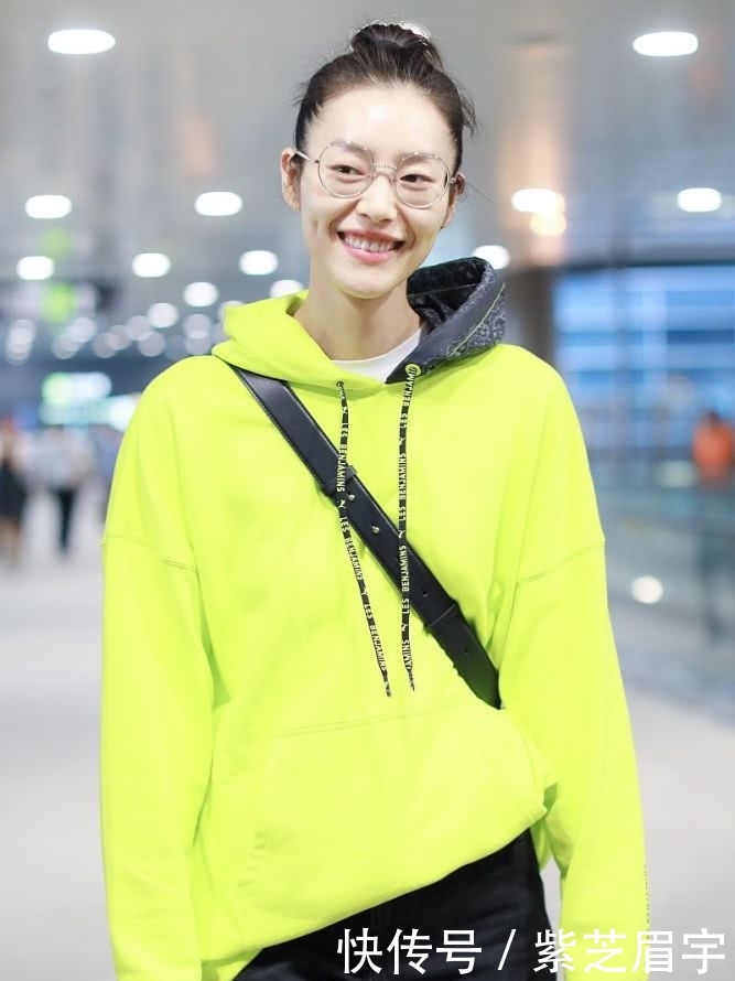 「穿搭」三四十岁女人,尽量卫衣少配牛仔裤,学学刘雯这样穿,减龄又洋气