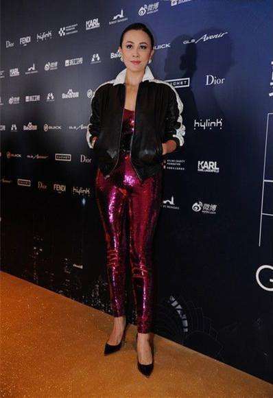 刘嘉玲穿衣越来越大胆了! 露肩长裙一片哗然, 保镖们的眼神亮了!