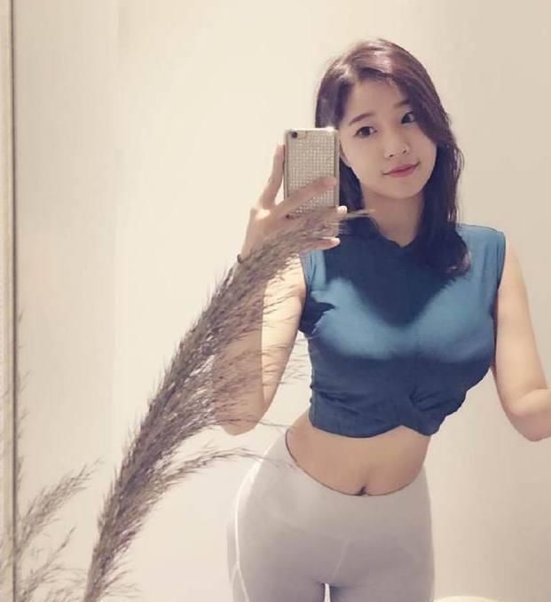 个性潮流的打底裤美女，彰显女性娇俏，穿出青春靓丽