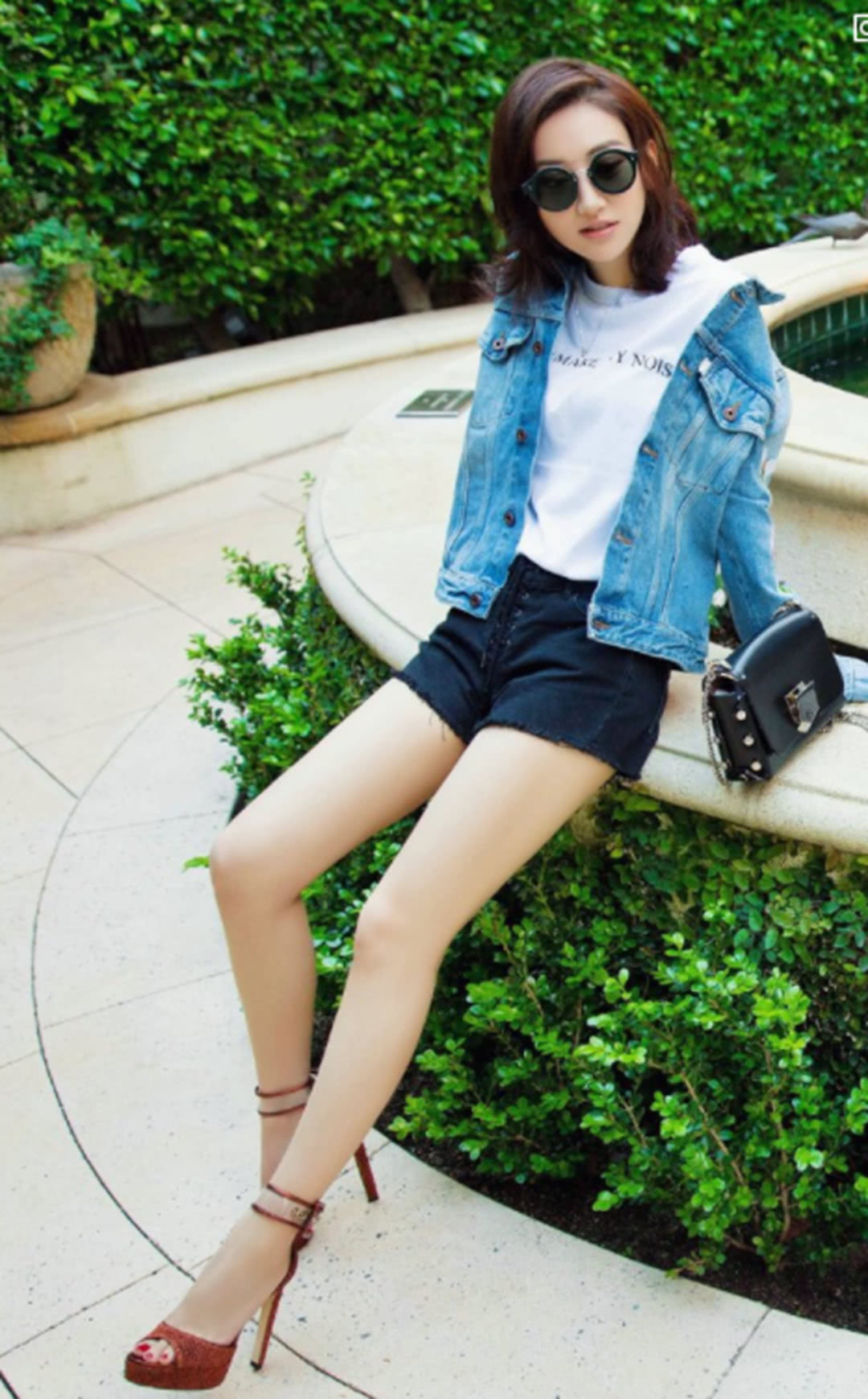 景甜胆真大！为秀长腿穿“巴掌大”短裤走机场