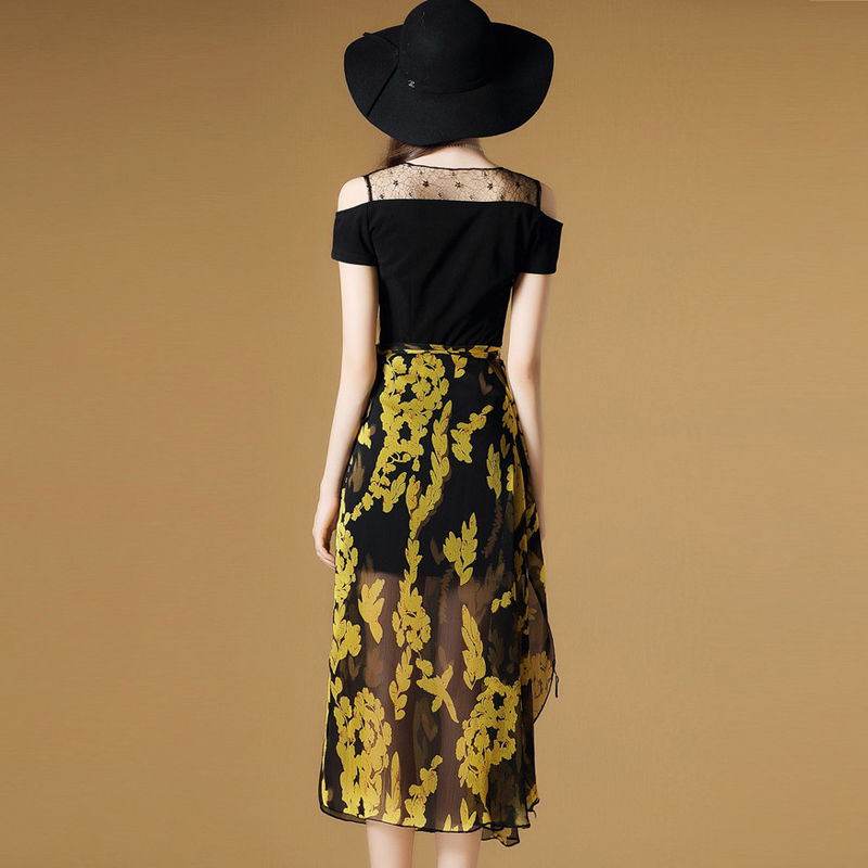 这些裙子是真心好看，闺蜜看见就走不动道了，穷成那样还买了2条