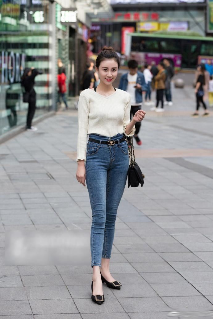 东莞街拍 穿蓝色紧裤的短裤 丰满翘臀的性感美女果然是美女啊