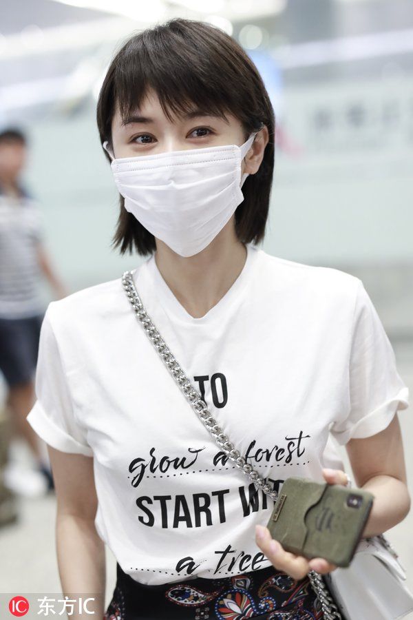 王子文穿上包臀裙大秀玲珑好身材，娇小不失凹凸有致