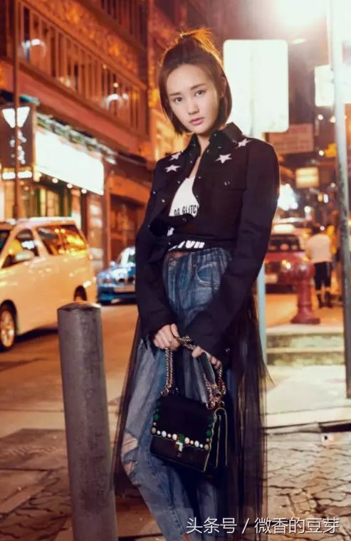 李一桐穿红裙秀身材，被“胶带奖杯”抢镜，网友:就是这么接地气