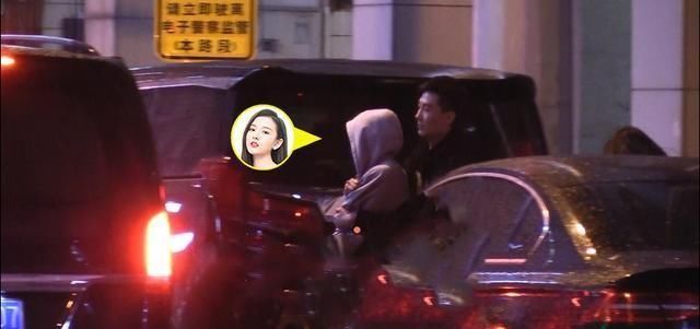 『醉酒』宋祖儿醉酒后丑态百出！两位助理搀扶，还用脚猛踢相识之人屁股