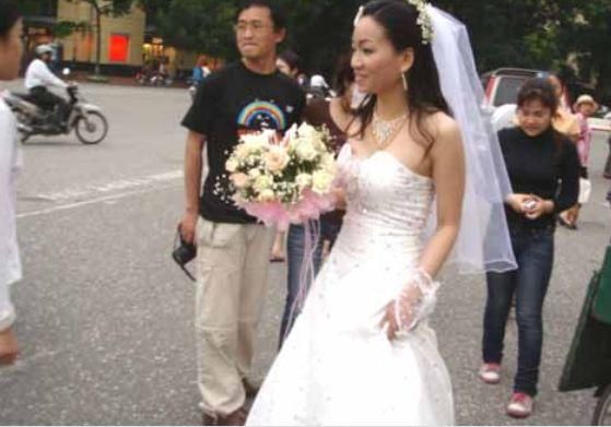 游客去越南旅游,进入了“情人市场”,导游:到时候就怕你出不来