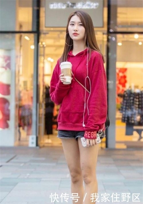  「小美女」街拍：身材高挑的小美女，骨感的美人，转头一笑百媚生