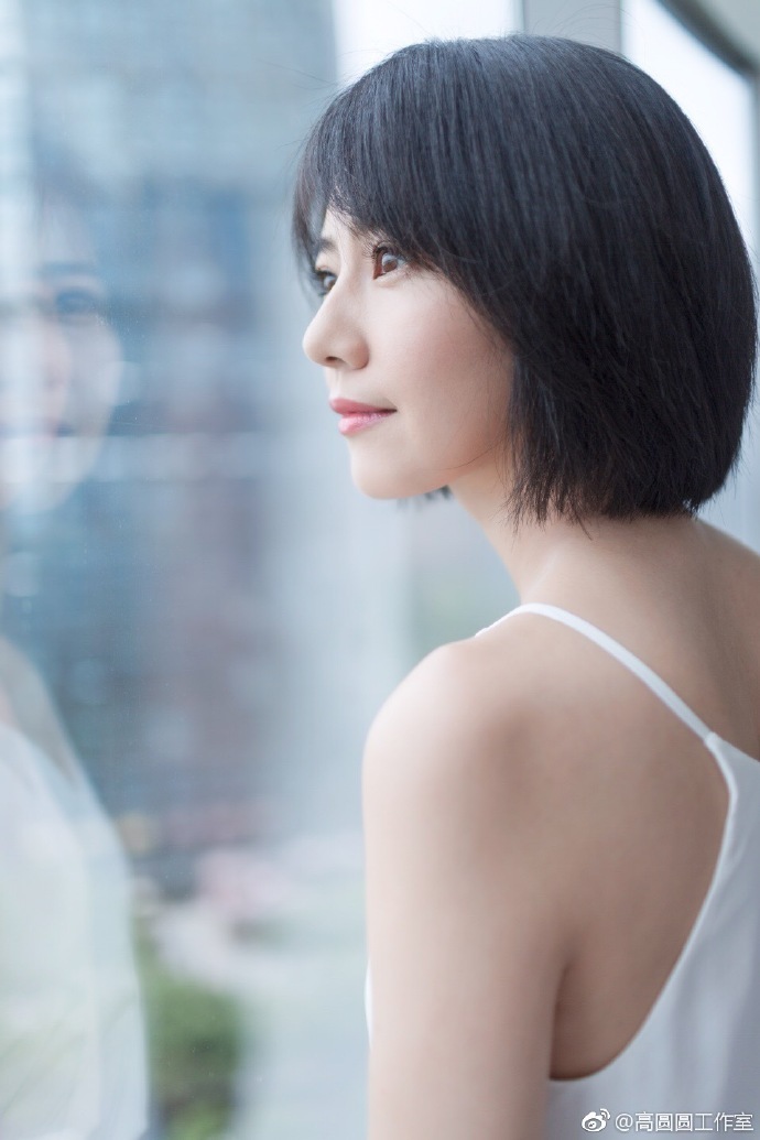 高圆圆又双叒叕换新发型美成18岁，但却因为穿了这件衣服被说又老