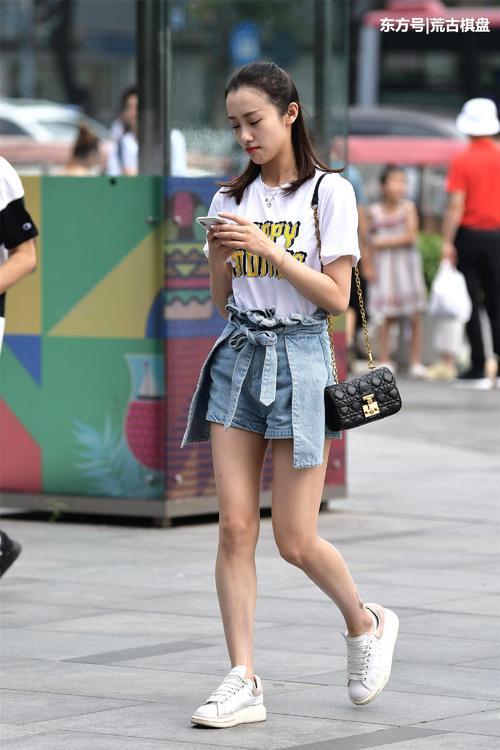 小姐姐，你穿的是牛仔裤还是牛仔裙啊？