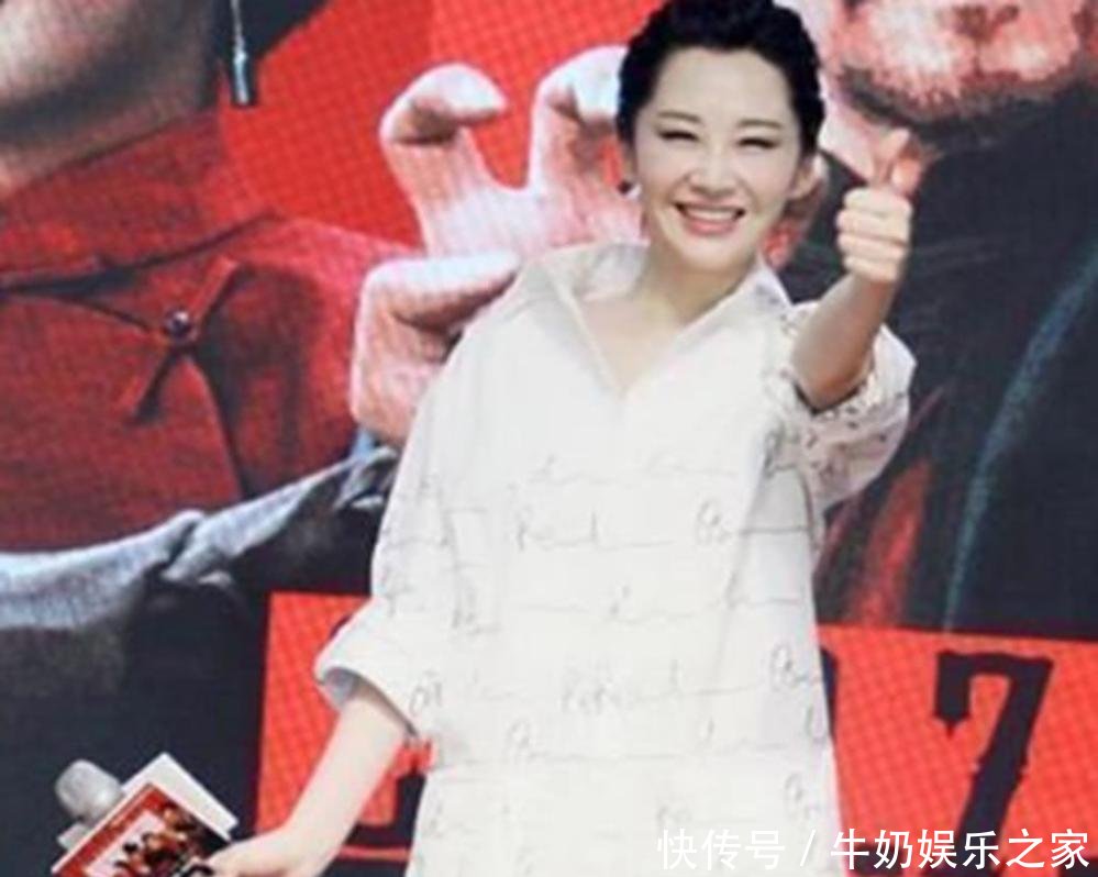 49岁许晴玩起了“下衣消失”, 穿一件衬衫就出门, 坐姿亮了