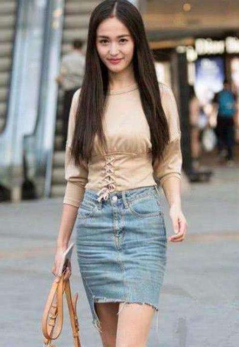 街拍：小姐姐一条紧身牛仔裤，就把女人全部的妩媚性感给展现出来