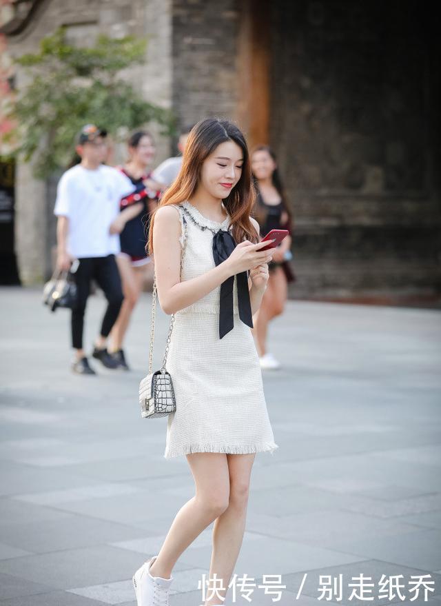 『尽显』街拍:秀色可餐的美女,一身时尚优雅的穿搭,尽显妩媚动人的魅力
