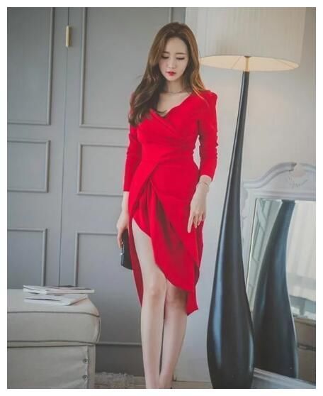 走在细雨中的小姐姐，穿着包臀裙将自己优美曲线呈现出来，很美