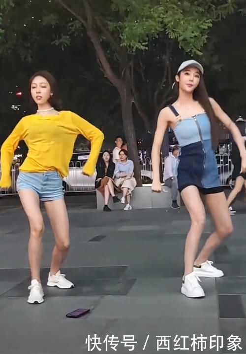  cm：闺蜜穿一样鞋，因下装不同，腿长一个90cm，一个1米8绝了！