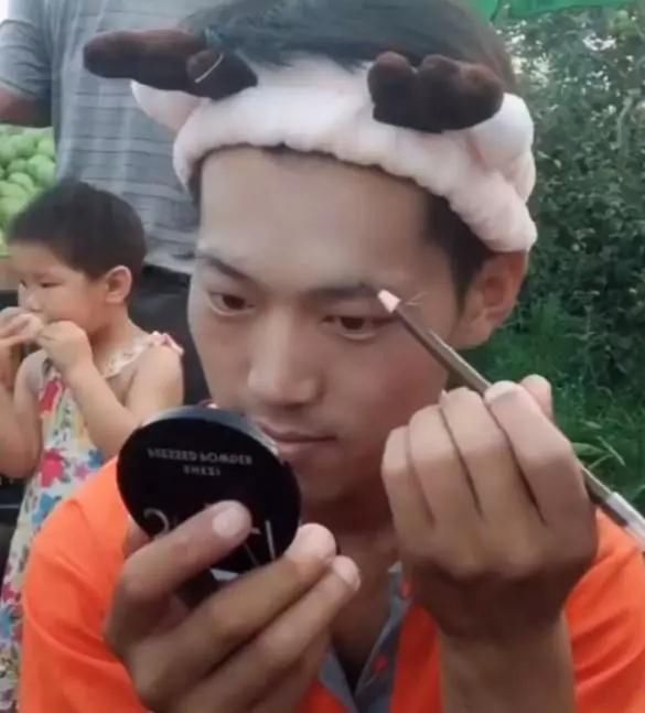 抖音又火了一个卖瓜小哥，当他化完妆后，网友:心动的感觉!