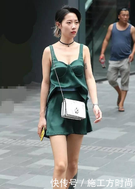 街拍美女：美女在尽情享受的拍照的乐趣 路人在旁边会做什么呢?