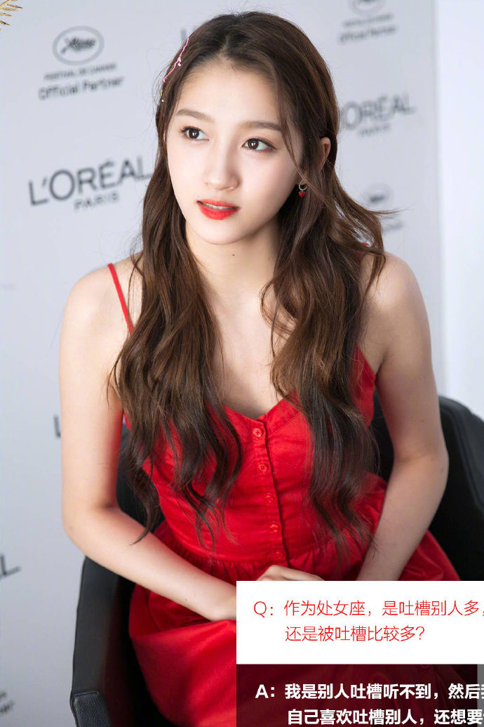 关晓彤:一袭红色吊带裙，一头长卷发，一双红色高跟鞋少女感十足