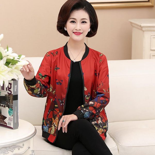 新颖又不贵的秋装妈妈外套，时髦又减龄，穿出时尚感