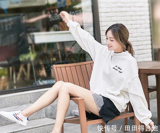  『显嫩』别傻傻只会穿高跟鞋，看小姐姐脚上穿的小白鞋，显嫩提气质