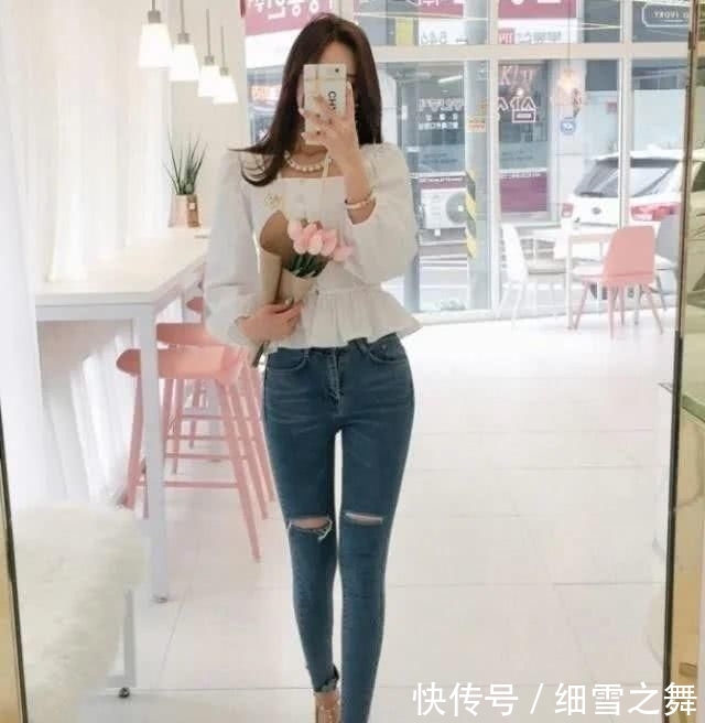  『蓝色』美女蓝色的牛仔裤非常女性化和时尚，让人觉得很有吸引力