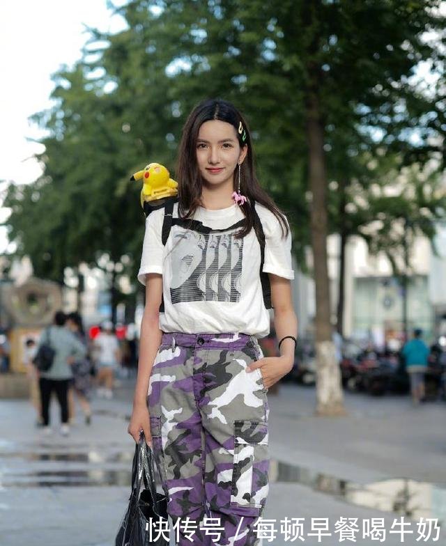 路人街拍图一小姐姐看上去高挑动人，苗条性感