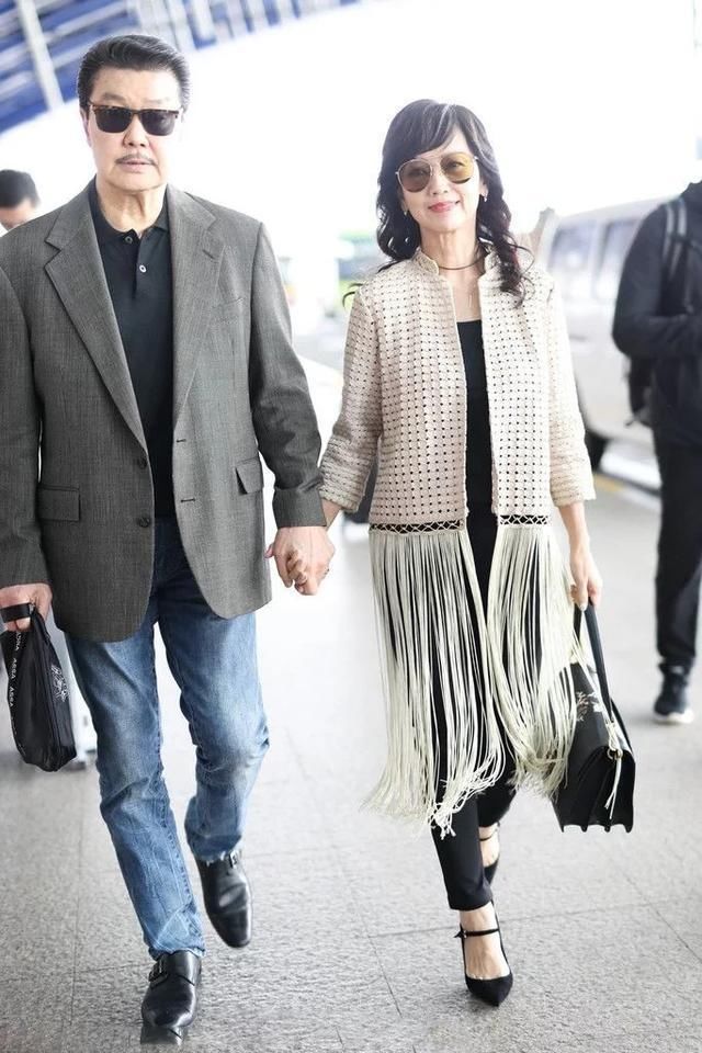 62岁赵雅芝满眼皱纹现身活动，网友：没打针的脸就是真实！