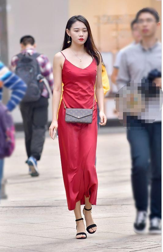 街拍:美女穿深v红裙，拥有让人羡慕的身材，真是很性感!