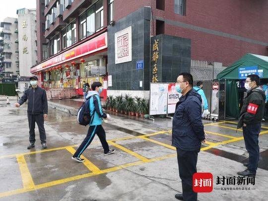  「温暖」温暖延续 成都地铁“搭一把手”为高考学子出份力