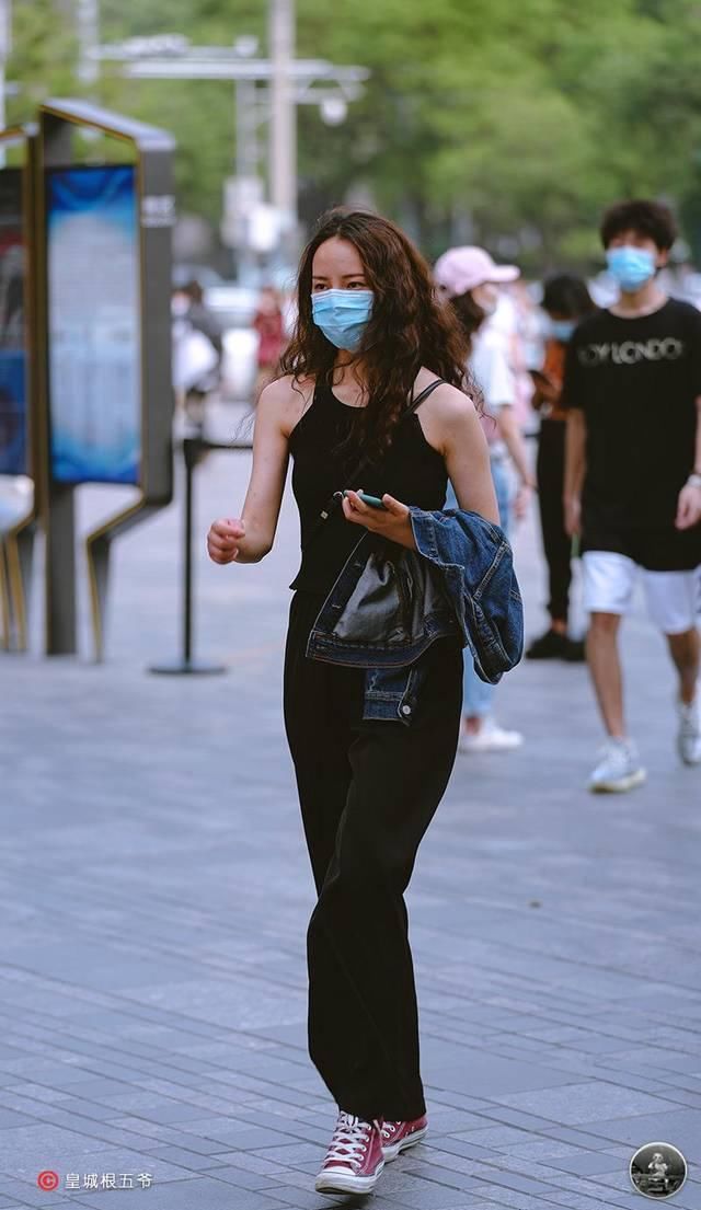 【更多的机会】街拍:我们在穿衣搭配的过程中,一定要尽量发挥自己最大的优势