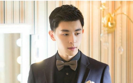 邓伦曝光童年照,打破整容谣言,网友:人家从小帅到大!