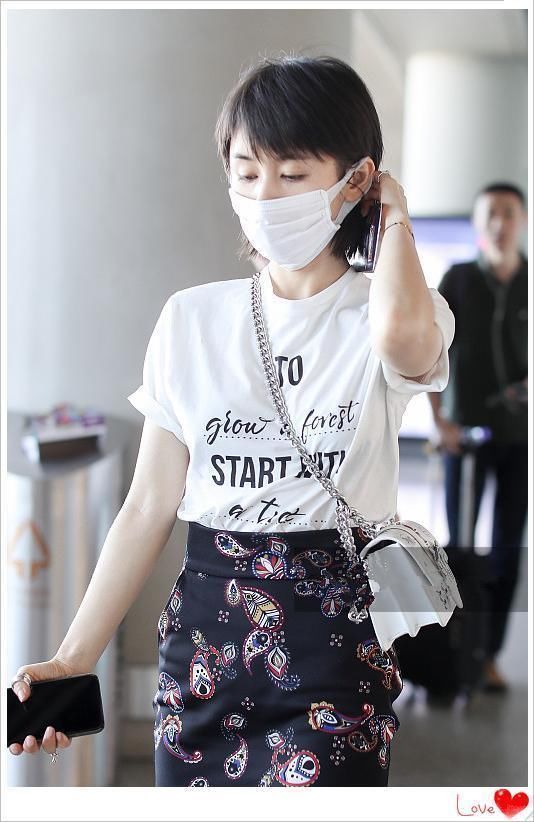 王子文真狠!这么瘦的包臀裙都穿得进去，网友:我只能当阔腿裤穿