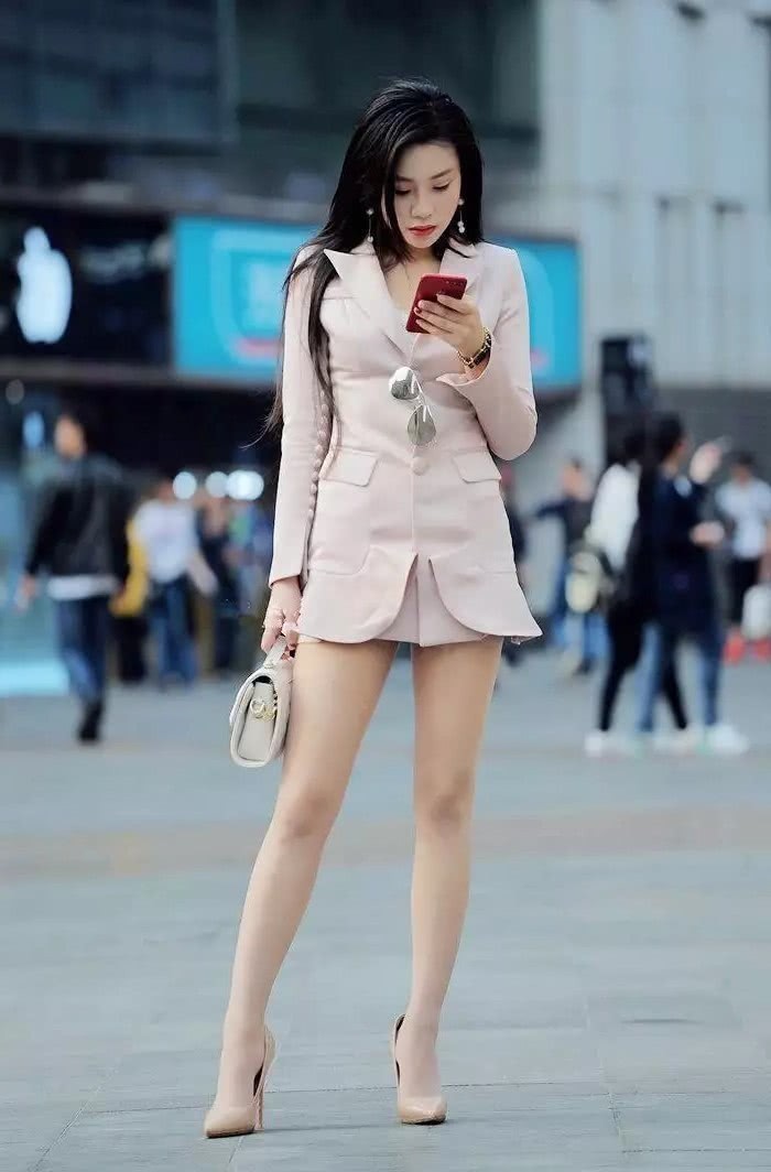 街拍：穿着很有大家风范的小姐姐，一股小清新的气息迎面而来！